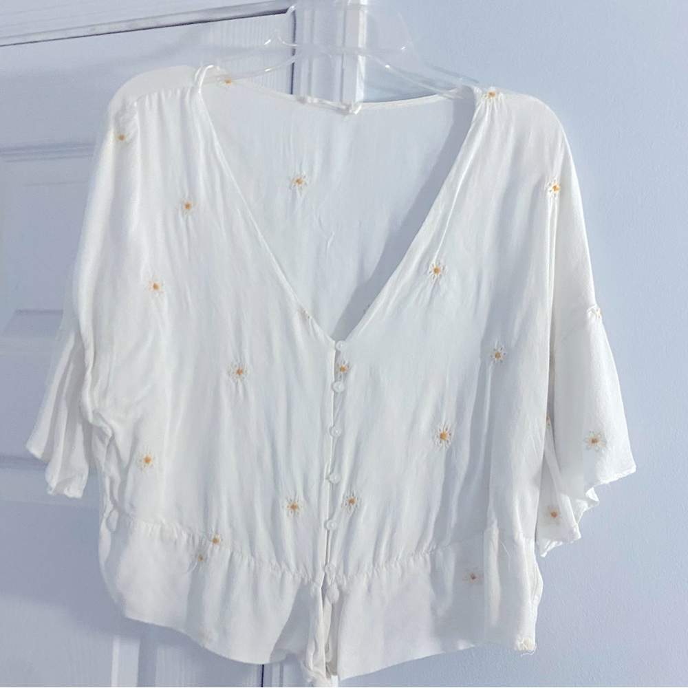 White blouse with daisies